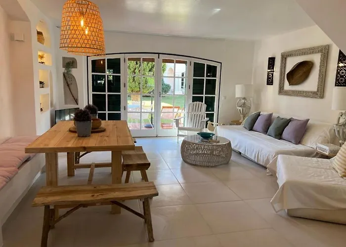 T3 Townhouse Old Village بيت للعطل